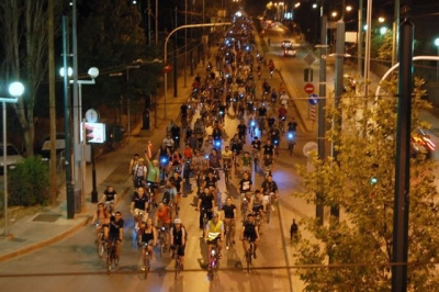 У жителей Афин есть хорошая привычка - каждую пятницу устраивать массовую велопрогулку 001