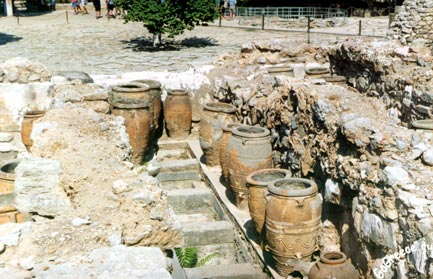 Глиняные сосуды минойской эпохи во Дворце в Фестосе. Крит