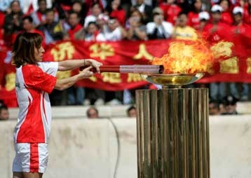 Торжественная церемония передачи олимпийского огня делегации китайского олимпийского комитета