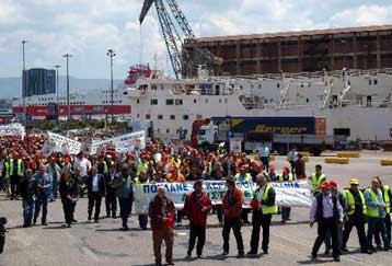 Демонстранты заблокировали крупнейший порт Греции