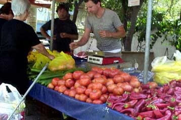 Правительство Греции изгоняет перекупщиков с овощных рынков