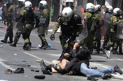 Избивших демонстранта греческих полицейских отстранили от работы
