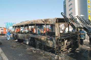 Пассажиры благополучно покинули загоревшийся автобус