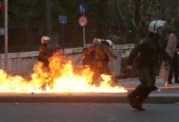 Греческая полиция готовится к сдерживанию демонстрантов 17 ноября