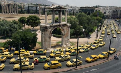 Бастующие греческие таксисты обслуживают туристов бесплатно