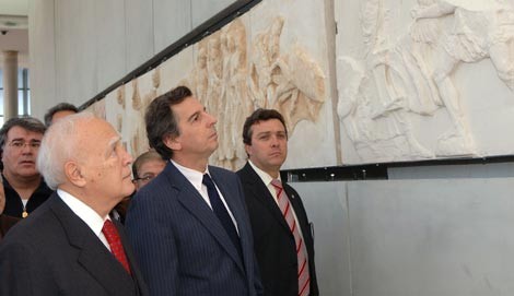 Президент Греческой республики Каролос Папуляс впервые посетил новый музей Акрополя