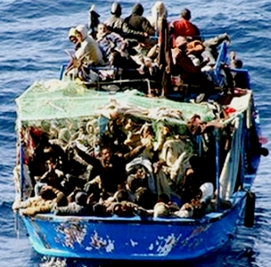 Греческая береговая охрана спасла 100 мигрантов с тонущей яхты