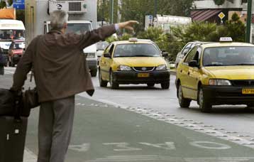 Афинские таксисты в понедельник проводят 24-часовую забастовку!