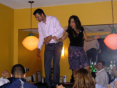Почему греки любят танцевать на столах