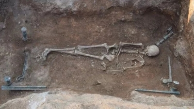 Скелет женщины возрастом 2100 лет найден лежащим на бронзовой кровати в Греции