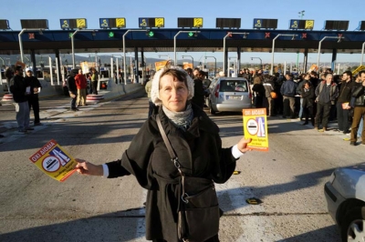 Греческие активисты устроили для водителей бесплатный проезд по платным дорогам
