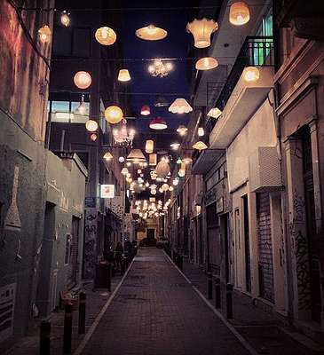 Улицу в Афинах осветили старыми лампами