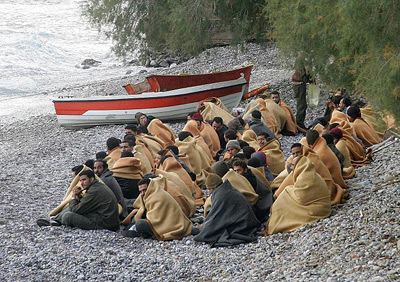 Греческая береговая охрана спасла 92 нелегальных иммигранта с траулера, потерявшего управление в Эгейском море