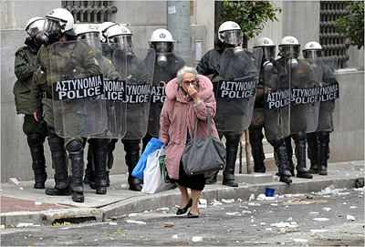 Греческие полицейские сдаются! За 30 евро в час