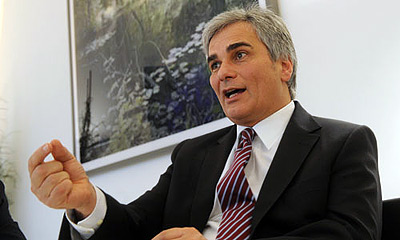Канцлер Австрии предлагает продлить Греции срок выплат по кредитам