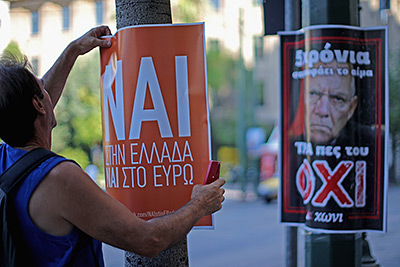 Греция подошла к референдуму расколотой на два равных лагеря