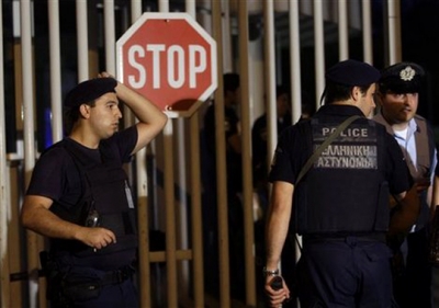 Мигранты согласились покинуть помещение юрфака Афинского университета