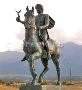 Памятник Александру Македонскому на фоне Олимпа