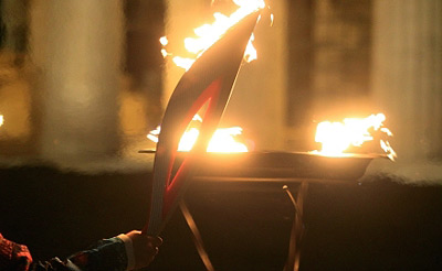 Олимпийский огонь, зажженный 29 сентября в Древней Олимпии, передан организаторам Игр-2014