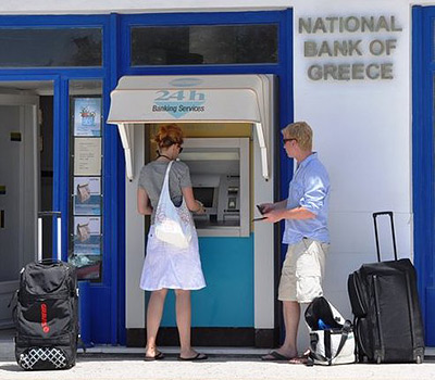 Денег в греческих банкоматах пока хватает