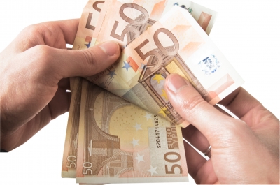 Бедным пенсионерам дадут по 300 евро