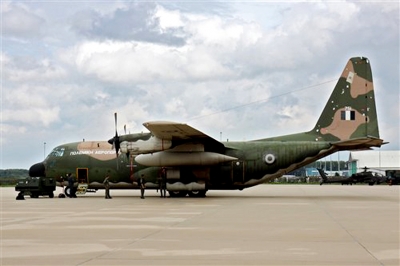 Греческие военные самолеты перевозят своих граждан из Ливии