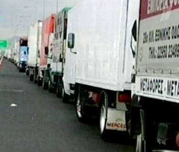Сотни грузовиков и автоцистерн выстроились на национальных шоссе в воскресенье