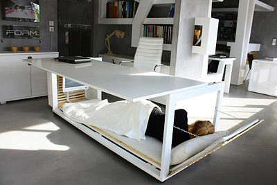 Полезное изобретение: в Греции создали стол для работы и сна