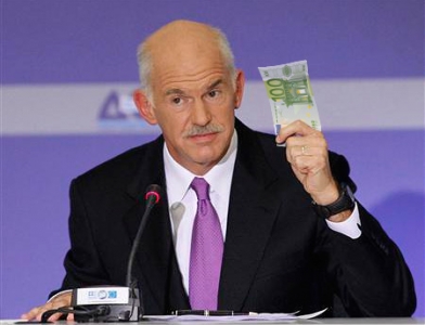 Папандреу может потребовать референдума о пребывании Греции в еврозоне