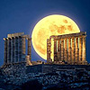 Над древними храмами Греции взошла суперлуна