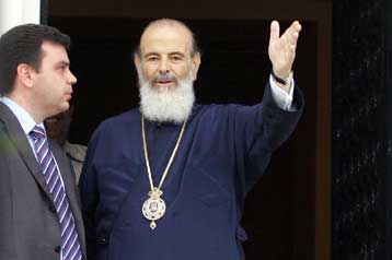 Парламентарии и члены правительства Греции регулярно навещают архиепископа Христодулоса