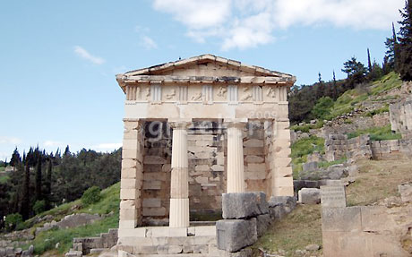 Памятники Дельф: Сокровищница афинян. 