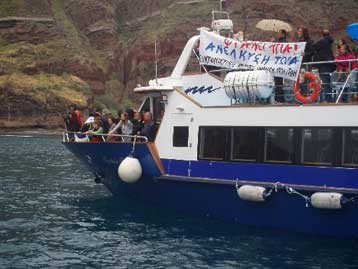 Жители острова Санторини требуют поднять затонувшее год назад судно и очистить акваторию острова