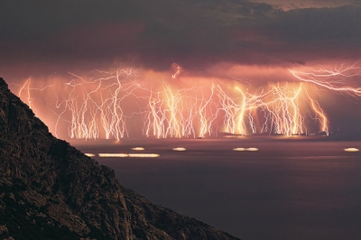 «Пожар в небе»: сильный шторм молний на острове Икария !