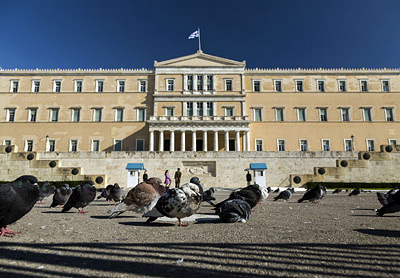 Парламент Греции принял законы для получения кредита на 8,8 млрд евро
