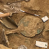 В Греции обнаружена полная сокровищ могила воина