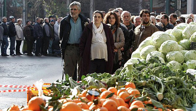 Протестующие греческие фермеры бесплатно раздают фрукты и овощи