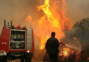 Пожар в деревне вблизи города Гифио