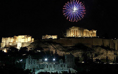 Праздничным салютом и разрывами петард встретили греки наступление Нового года