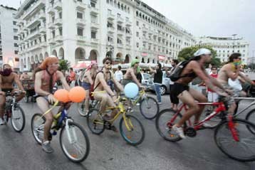 Акции «голых велосипедистов», охватившие Европу, докатились и до Греции