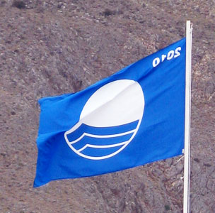 Почти 400 греческих пляжей получили голубые флаги