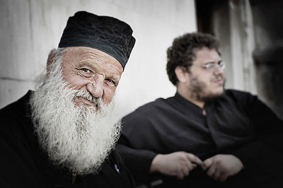 Греция не собирается отменять жалование священникам