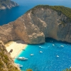 В Греции на острове Закинф после землетрясения на пляже Навагио обрушилась скала