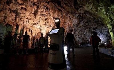 По пещере Алистрати посетителей водит робот-гид